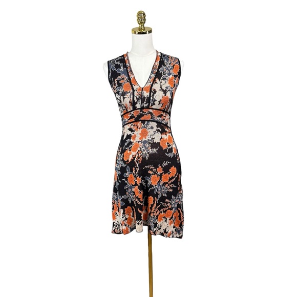 BCBGMaxAzria Dresses & Skirts - Woman’s BCBG Maxazria sleeveless silk blend floral knit dress size S